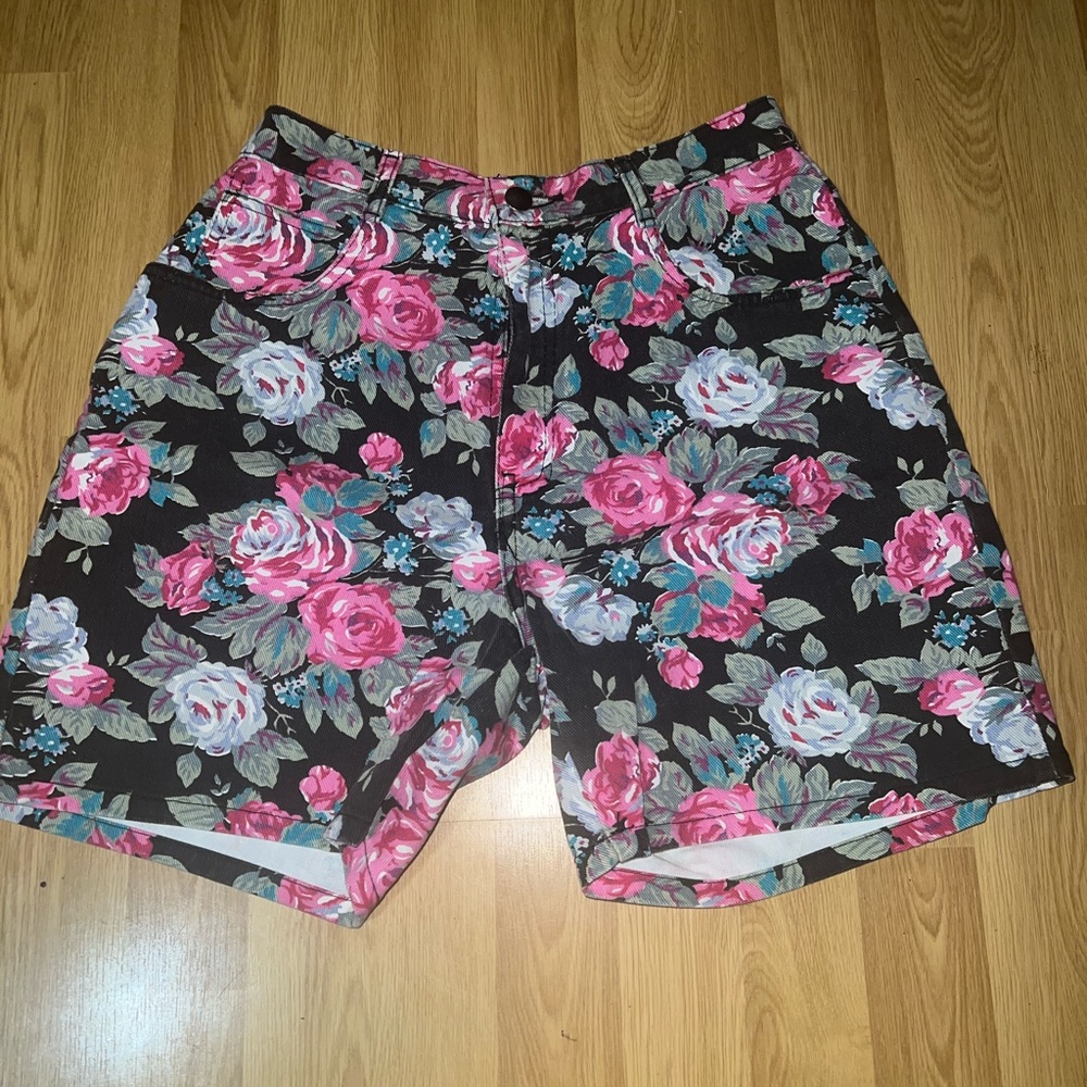Paris sports club shorts size 9